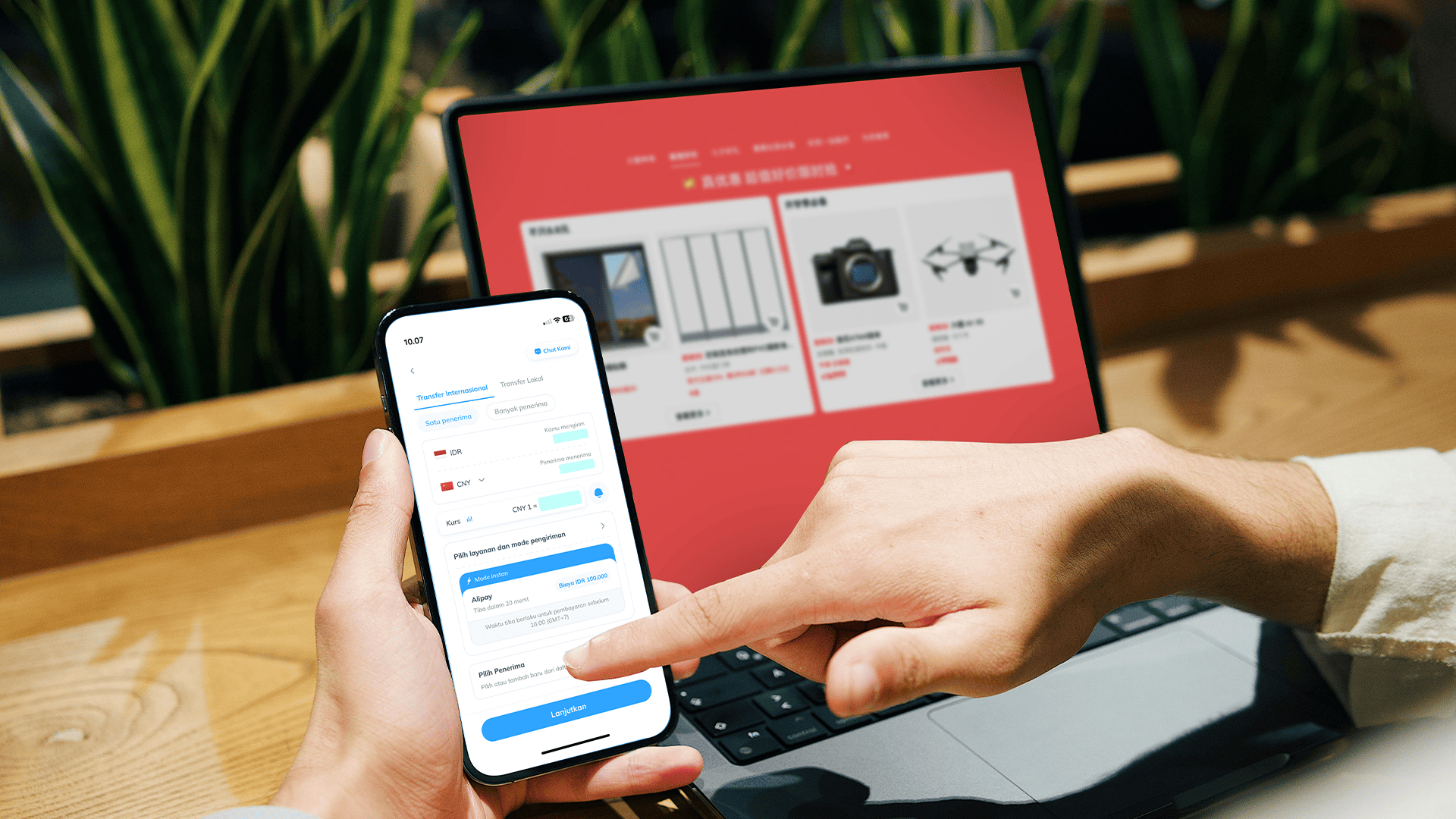Gambar orang yang sedang menggunakan Topremit untuk top up Alipay bayar belanja di Taobao dengan laptop menampilkan katalog Taobao