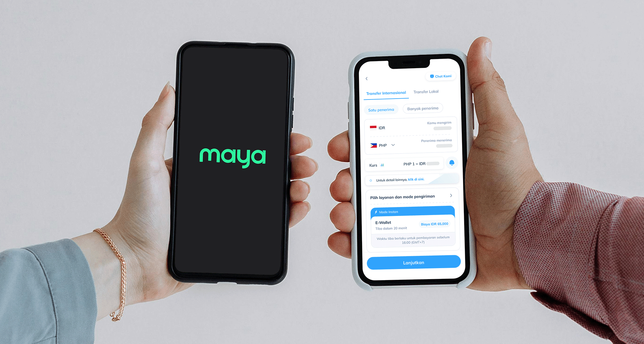 Dua orang memegang ponsel. Ponsel sebelah kiri menampilkan logo Maya, ponsel di sebelah kanan menampilkan layar top up Maya dari Indonesia pakai Topremit