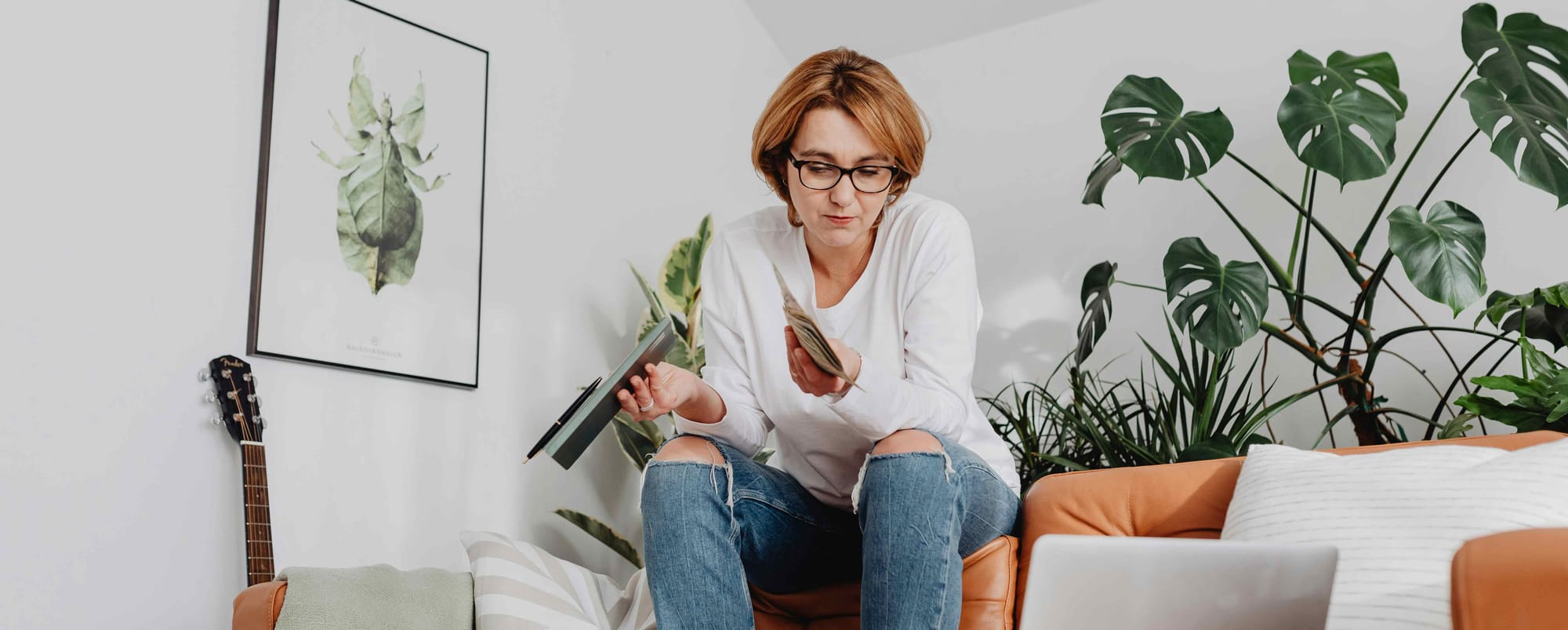 Seorang wanita yang sedang menghitung uang untuk rencana keuangannya