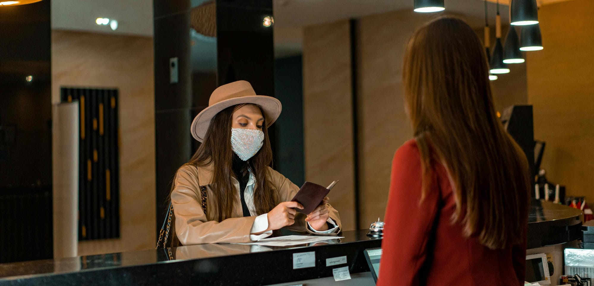 Seorang wanita sedang melalukan reservasi di hotel.